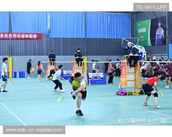 完美杯山东羽毛球赛现场火爆，精彩瞬间频出