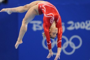 爱游戏-射手伤停对冠军竞争形势的实质影响评估，射手被伤害之后还要原谅吗